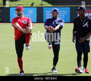 4 novembre 2018 - Cincinnati Reds Eugenio SuÃ¡rez, Milwaukee Brewers Junior Guerra e Atlanta Braves Ronald AcuÃ±un Jr. durante il warm up della sessione di allenamento a Les Murakami Stadium nel campus della University of Hawaii a manoa a Honolulu, HI - Michael Sullivan/CSM Foto Stock