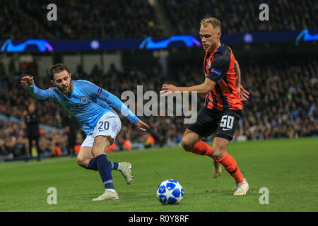 Londra, Regno Unito. 7 Nov 2018. Il 7 novembre 2018, lo Stadio Etihad, Londra, Inghilterra; la UEFA Champions League, Manchester City v Shakhtar Donetsk ; Serhiy Bolbat (50) di Shakhtar Donetsk vince la palla da Bernardo Silva (20) del Manchester City Credit: News immagini /Alamy Live News Foto Stock