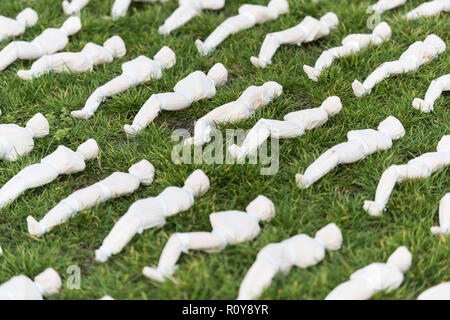 Londra, Regno Unito. 7 Nov, 2018. Foto scattata il 9 novembre 7, 2018 mostra una sezione dell'installazione 'Shrouds della Somme' presso la Queen Elizabeth Olympic Park a Londra, Gran Bretagna. 'Shrouds della Somme' è un arte di installazione in rappresentanza di 72,396 Commonwealth Britannico soldati uccisi in battaglia delle somme che non hanno conosciuto sepoltura per contrassegnare 100 anni dopo la fine della Prima Guerra Mondiale. Credito: Ray codolo/Xinhua/Alamy Live News Foto Stock