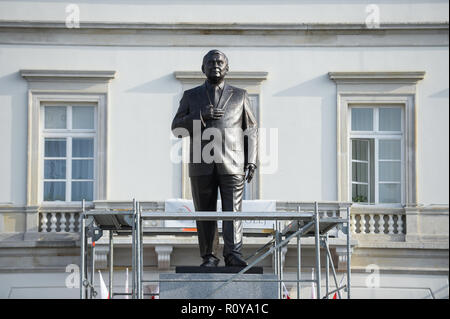 Varsavia, Polonia. 7 Nov, 2018. Una nuova statua di ex Presidente Lech Kaczynski che morì in un incidente aereo avvenuto è visto in piazza Pilsudski. La nuova statua misure 6 metri di altezza e il costo di 1,5 milioni di Zloty è stato installato oggi.La presentazione ufficiale sarà sabato il giorno prima di Polonia celebra il suo centenario dell indipendenza. Credito: Omar Marques/SOPA Immagini/ZUMA filo/Alamy Live News Foto Stock