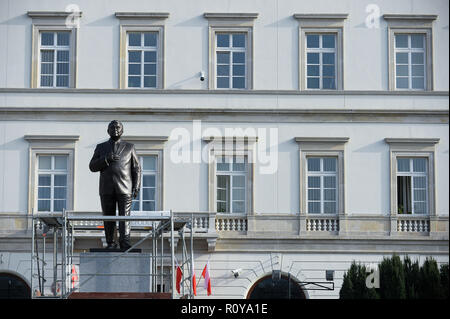 Varsavia, Polonia. 7 Nov, 2018. Una nuova statua di ex Presidente Lech Kaczynski che morì in un incidente aereo avvenuto è visto in piazza Pilsudski. La nuova statua misure 6 metri di altezza e il costo di 1,5 milioni di Zloty è stato installato oggi.La presentazione ufficiale sarà sabato il giorno prima di Polonia celebra il suo centenario dell indipendenza. Credito: Omar Marques/SOPA Immagini/ZUMA filo/Alamy Live News Foto Stock