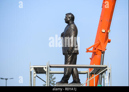 Varsavia, Polonia. 7 Nov, 2018. Una nuova statua di ex Presidente Lech Kaczynski che morì in un incidente aereo avvenuto è visto in piazza Pilsudski. La nuova statua misure 6 metri di altezza e il costo di 1,5 milioni di Zloty è stato installato oggi.La presentazione ufficiale sarà sabato il giorno prima di Polonia celebra il suo centenario dell indipendenza. Credito: Omar Marques/SOPA Immagini/ZUMA filo/Alamy Live News Foto Stock