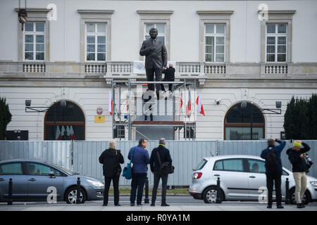 Varsavia, Polonia. 7 Nov, 2018. Una nuova statua di ex Presidente Lech Kaczynski che morì in un incidente aereo avvenuto è visto in piazza Pilsudski. La nuova statua misure 6 metri di altezza e il costo di 1,5 milioni di Zloty è stato installato oggi.La presentazione ufficiale sarà sabato il giorno prima di Polonia celebra il suo centenario dell indipendenza. Credito: Omar Marques/SOPA Immagini/ZUMA filo/Alamy Live News Foto Stock