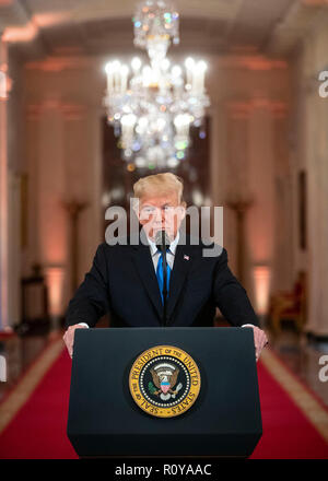 Washington, Stati Uniti d'America. 07 Nov, 2018. Il Presidente degli Stati Uniti, Trump parla nel corso di una conferenza stampa nella Sala Est, mercoledì, nov. 7, 2018 alla Casa Bianca di Washington, DC: credito al Drago/Piscina via CNP | Utilizzo di credito in tutto il mondo: dpa/Alamy Live News Foto Stock