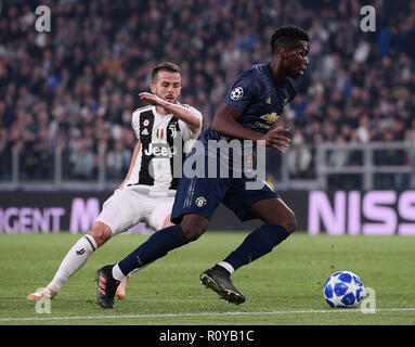 Roma, Italia. 7 Nov, 2018. La Juventus è Miralem Pjanic (L) vies con il Manchester United Pogba Paolo durante la UEFA Champions League Group H match tra Juventus e Manchester United a Torino, Italia, nov. 7, 2018. La Juventus ha perso 1-2. Credito: Alberto Lingria/Xinhua/Alamy Live News Foto Stock