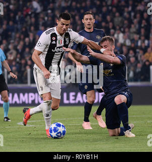 Roma, Italia. 7 Nov, 2018. La Juventus è Cristiano Ronaldo (L) vies con il Manchester United Luca Shaw durante la UEFA Champions League Group H match tra Juventus e Manchester United a Torino, Italia, nov. 7, 2018. La Juventus ha perso 1-2. Credito: Alberto Lingria/Xinhua/Alamy Live News Foto Stock