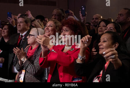 November 6, 2018, Hynes Convention Center di Boston, Massachusetts, USA: repubblicani Gov. Charlie Baker sostenitori durante la notte elettorale al rally Hynes Convention Center di Boston. Foto Stock