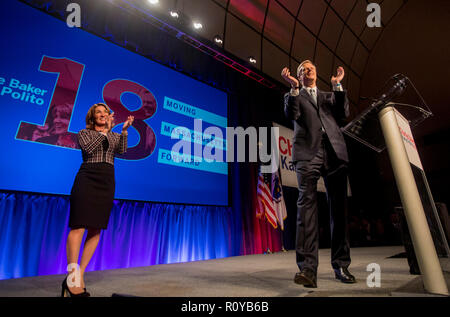 November 6, 2018, Hynes Convention Center di Boston, Massachusetts, USA: repubblicani Gov. Charlie Baker facendo un discorso vittoria con Lt. Governatore di Karyn Polito (L) durante la notte elettorale al rally Hynes Convention Center di Boston. Foto Stock