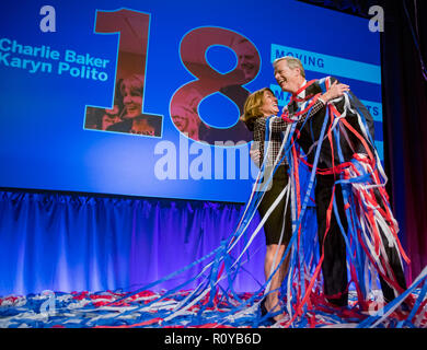 November 6, 2018, Hynes Convention Center di Boston, Massachusetts, USA: repubblicani Gov. Charlie Baker celebrando con Lt. Governatore di Karyn Polito (L) durante la notte elettorale al rally Hynes Convention Center di Boston. Foto Stock