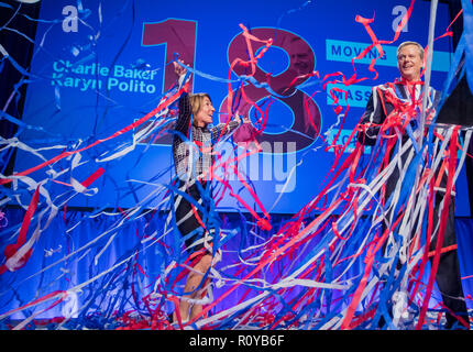 November 6, 2018, Hynes Convention Center di Boston, Massachusetts, USA: repubblicani Gov. Charlie Baker celebrando con Lt. Governatore di Karyn Polito (L) durante la notte elettorale al rally Hynes Convention Center di Boston. Foto Stock