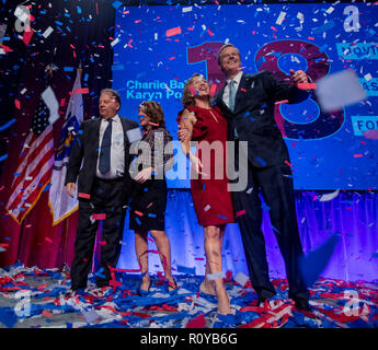 November 6, 2018, Hynes Convention Center di Boston, Massachusetts, USA: repubblicani Gov. Charlie Baker, sua moglie Lauren Baker, Lt. Gov. Karyn Polito e suo marito Stephan Rodolakis (R-L) celebra durante una notte elettorale al rally Hynes Convention Center di Boston. Foto Stock