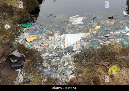 Bergen, Norvegia. Xxiv Maggio, 2018. Garbage galleggia in uno stagno su una piccola isola vicino alla città di Bergen. Per decenni la corrente ha lavato a terra qui ciò che le persone hanno incautamente gettato via. (Zu dpa 'Garbage dump in mare - Plastica sfigura costa norvegese') Credito: Sigrid Harms/dpa/Alamy Live News Foto Stock