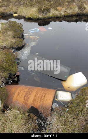 Bergen, Norvegia. Xxiv Maggio, 2018. Garbage galleggia in uno stagno su una piccola isola vicino alla città di Bergen. Per decenni la corrente ha lavato a terra qui ciò che le persone hanno incautamente gettato via. (Zu dpa 'Garbage dump in mare - Plastica sfigura costa norvegese') Credito: Sigrid Harms/dpa/Alamy Live News Foto Stock