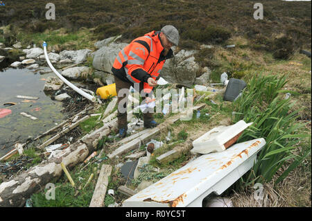 Bergen, Norvegia. Xxiv Maggio, 2018. Eivind Bastesen esamina garbage su una piccola isola vicino alla città di Bergen. Per decenni la corrente ha lavato a terra qui ciò che le persone hanno incautamente gettato via. (Zu dpa 'Garbage dump in mare - Plastica sfigura costa norvegese') Credito: Sigrid Harms/dpa/Alamy Live News Foto Stock