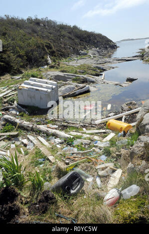 Bergen, Norvegia. Xxiv Maggio, 2018. Garbage sorge su una piccola isola vicino alla città di Bergen. Per decenni la corrente ha lavato a terra qui ciò che le persone hanno incautamente gettato via. (Zu dpa 'Garbage dump in mare - Plastica sfigura costa norvegese') Credito: Sigrid Harms/dpa/Alamy Live News Foto Stock