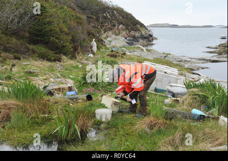 Bergen, Norvegia. Xxiv Maggio, 2018. Eivind Bastesen esamina garbage su una piccola isola vicino alla città di Bergen. Per decenni la corrente ha lavato a terra qui ciò che le persone hanno incautamente gettato via. (Zu dpa 'Garbage dump in mare - Plastica sfigura costa norvegese') Credito: Sigrid Harms/dpa/Alamy Live News Foto Stock