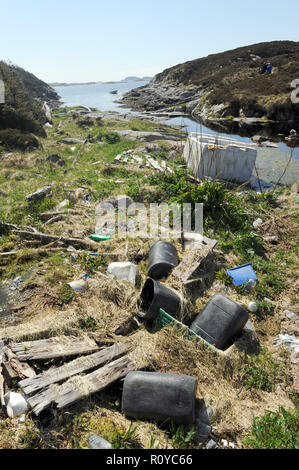 Bergen, Norvegia. Xxiv Maggio, 2018. Garbage sorge su una piccola isola vicino alla città di Bergen. Per decenni la corrente ha lavato a terra qui ciò che le persone hanno incautamente gettato via. (Zu dpa 'Garbage dump in mare - Plastica sfigura costa norvegese') Credito: Sigrid Harms/dpa/Alamy Live News Foto Stock