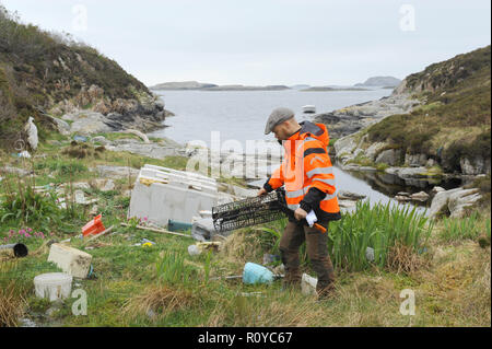 Bergen, Norvegia. Xxiv Maggio, 2018. Eivind Bastesen esamina garbage su una piccola isola vicino alla città di Bergen. Per decenni la corrente ha lavato a terra qui ciò che le persone hanno incautamente gettato via. (Zu dpa 'Garbage dump in mare - Plastica sfigura costa norvegese') Credito: Sigrid Harms/dpa/Alamy Live News Foto Stock