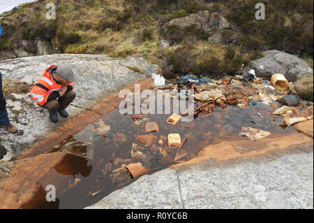 Bergen, Norvegia. Xxiv Maggio, 2018. Eivind Bastesen esamina garbage su una piccola isola vicino alla città di Bergen. Per decenni la corrente ha lavato a terra qui ciò che le persone hanno incautamente gettato via. (Zu dpa 'Garbage dump in mare - Plastica sfigura costa norvegese') Credito: Sigrid Harms/dpa/Alamy Live News Foto Stock