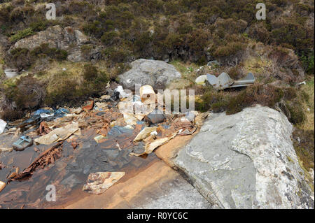 Bergen, Norvegia. Xxiv Maggio, 2018. Garbage sorge su una piccola isola vicino alla città di Bergen. Per decenni la corrente ha lavato a terra qui ciò che le persone hanno incautamente gettato via. (Zu dpa 'Garbage dump in mare - Plastica sfigura costa norvegese') Credito: Sigrid Harms/dpa/Alamy Live News Foto Stock