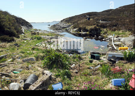 Bergen, Norvegia. Xxiv Maggio, 2018. Garbage sorge su una piccola isola vicino alla città di Bergen. Per decenni la corrente ha lavato a terra qui ciò che le persone hanno incautamente gettato via. (Zu dpa 'Garbage dump in mare - Plastica sfigura costa norvegese') Credito: Sigrid Harms/dpa/Alamy Live News Foto Stock