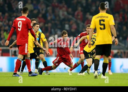 Firo: 07.11.2018, Fuvuball, Champions League, stagione 2018/2019, FC Bayern Munich - AEK Atene, Leon Goretzka, FC Bayern Monaco, Monaco di Baviera, duelli | Utilizzo di tutto il mondo Foto Stock