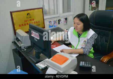 (181108) -- YUEXI, nov. 8, 2018 (Xinhua) -- Yu Chun, proprietario dell'e-commerce enterprise Dr. Madre, lavora nel suo ufficio nella contea di Yuexi, est cinese della provincia di Anhui, nov. 7, 2018. Yu Chun, con un dottorato presso la scuola di medicina dell'Università di Pechino abbandonato il suo lavoro come un funzionario civile da Guangzhou del sud della Cina di Provincia del Guangdong in 2014 per impostare il suo negozio online per promuovere i prodotti locali della contea di Yuexi nella provincia di Anhui dove era nata. Ritenendo che le uova e kiwi prodotta nella sua povertà-colpito natale sono meno inquinante e più nutrienti, fece grande ef Foto Stock