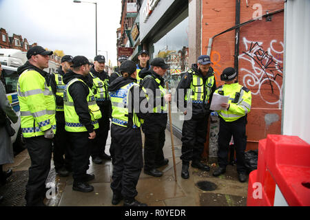 West Hampstead. Londra. Regno Unito 6 Nov 2018 - British Transport Police ricerca la squadra arriva vicino a Finchley Road e Frognal overground stazione un uomo nella sua teen venne pugnalato a Billy Fury modo Lithos off road in West Hampstead il martedì sera. L'adolescente è segnalato per essere in un "condizione critica' in ospedale. Scotland Yard Comandante Stuart Cundy detti ulteriori agenti di polizia sono stati implementati in ogni borough. Dinendra Haria/ Credito: Dinendra Haria/Alamy Live News Foto Stock