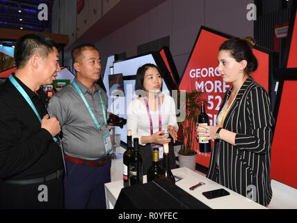 Shanghai, Cina. 6 Nov, 2018. Un membro del personale introduce il vino per i visitatori allo stand della Georgia al primo China International Import Expo (CIIE) a Shanghai in Cina orientale, nov. 6, 2018. Credito: Sadat/Xinhua/Alamy Live News Foto Stock