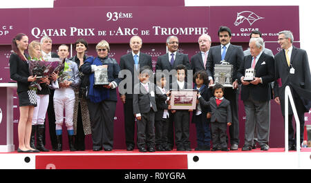 Parigi, Francia. 5 Ottobre, 2014. Vincitore Thierry Jarnet (equitazione) Treve, trainer Christiane Criquette Head-Maarek, presidente di France Galop Bertrand Belinguier, CEO di Total Christophe de Margerie, Sheikh Joann bin Khalifa al Thani e i suoi sei figli sono visti in posa per la fotocamera sul podio durante il Qatar Prix de l' Arc de Triomphe all ippodromo di Longchamp. Credito: Osama Faisal SOPA/images/ZUMA filo/Alamy Live News Foto Stock