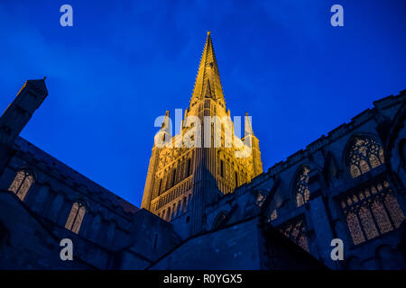 Norwich, Regno Unito. 7 Novembre, 2018. Evensong frequentato dall Arcivescovo di Canterbury e il Vescovo di Norwich, sul tema della riconciliazione in Norwich Cathedral. Credito: Guy Bell/Alamy Live News Foto Stock