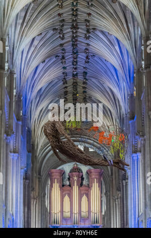 Norwich, Regno Unito. 7 Novembre, 2018. Il rilevamento di vimini angelo pende dal soffitto sopra il servizio - Evensong frequentato dall Arcivescovo di Canterbury e il Vescovo di Norwich, sul tema della riconciliazione in Norwich Cathedral. Credito: Guy Bell/Alamy Live News Foto Stock