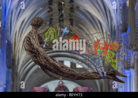 Norwich, Regno Unito. 7 Novembre, 2018. Il rilevamento di vimini angelo pende dal soffitto sopra il servizio - Evensong frequentato dall Arcivescovo di Canterbury e il Vescovo di Norwich, sul tema della riconciliazione in Norwich Cathedral. Credito: Guy Bell/Alamy Live News Foto Stock