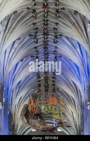 Norwich, Regno Unito. 7 Novembre, 2018. Il rilevamento di vimini angelo pende dal soffitto sopra il servizio - Evensong frequentato dall Arcivescovo di Canterbury e il Vescovo di Norwich, sul tema della riconciliazione in Norwich Cathedral. Credito: Guy Bell/Alamy Live News Foto Stock