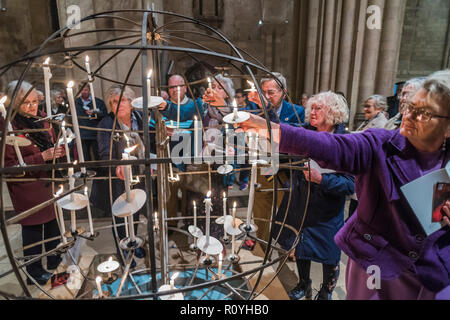 Norwich, Regno Unito. 7 Novembre, 2018. Dopo il servizio persone mettere le loro candele nella pace il globo - Evensong frequentato dall Arcivescovo di Canterbury e il Vescovo di Norwich, sul tema della riconciliazione in Norwich Cathedral. Credito: Guy Bell/Alamy Live News Foto Stock