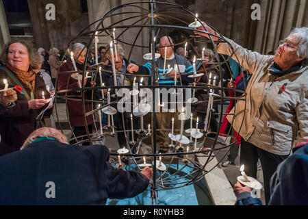 Norwich, Regno Unito. 7 Novembre, 2018. Dopo il servizio persone mettere le loro candele nella pace il globo - Evensong frequentato dall Arcivescovo di Canterbury e il Vescovo di Norwich, sul tema della riconciliazione in Norwich Cathedral. Credito: Guy Bell/Alamy Live News Foto Stock