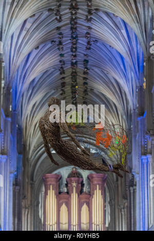 Norwich, Regno Unito. 7 Novembre, 2018. Il rilevamento di vimini angelo pende dal soffitto sopra il servizio - Evensong frequentato dall Arcivescovo di Canterbury e il Vescovo di Norwich, sul tema della riconciliazione in Norwich Cathedral. Credito: Guy Bell/Alamy Live News Foto Stock