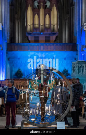 Norwich, Regno Unito. 7 Novembre, 2018. Dopo il servizio persone mettere le loro candele nella pace il globo - Evensong frequentato dall Arcivescovo di Canterbury e il Vescovo di Norwich, sul tema della riconciliazione in Norwich Cathedral. Credito: Guy Bell/Alamy Live News Foto Stock