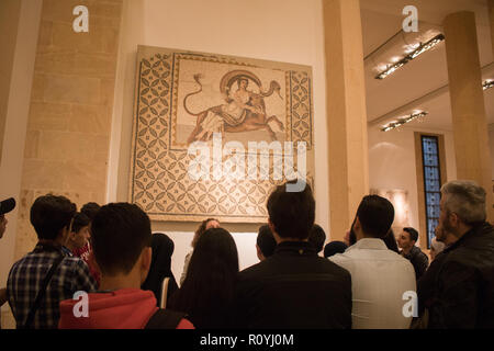 Beirut Libano. 8 novembre 2018. A pochi visitatori stranieri di trickle per visitare il Museo Nazionale di Beirut, che ospita le antichità da fenici, romani e bizantini periodi Ottomano Credito: amer ghazzal/Alamy Live News Foto Stock