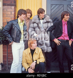 BEE GEES REGNO UNITO gruppo pop nel 1968. Da sinistra: Vince Melouney,Robin Gibb, Colin Peterson (inginocchiato) Barry Gibb,Maurice Gibb. Foto: Tony Gale Foto Stock