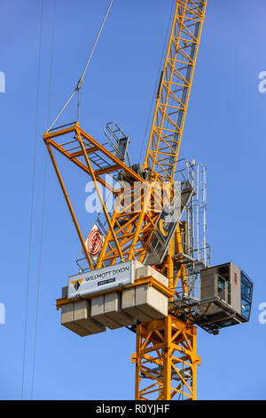 PONTYPRIDD, GALLES - Ottobre 2018: Close up della cabina e i contrappesi di una gru a torre su un sito a Pontypridd centro città. Foto Stock