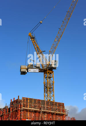 PONTYPRIDD, GALLES - Ottobre 2018: gru a torre sopra l'armatura in acciaio e supporti fissati al calcestruzzo ascensore albero di un nuovo edificio di un sito Foto Stock