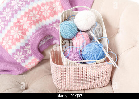 Maglia cose per il bambino, close up clew colorate a mano Foto Stock