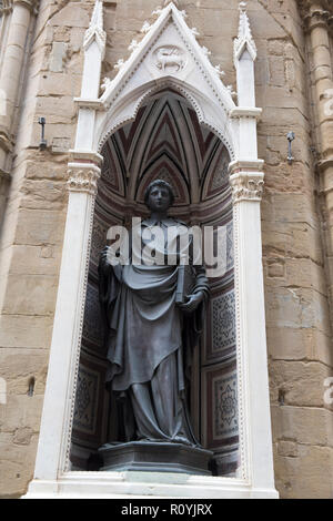 Statua di San Giorgio al di fuori della Chiesa di Orsanmichele e Museo di Firenze, Italia Europa Foto Stock