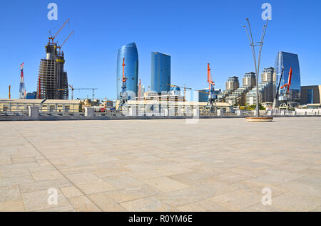 Opinioni su parti della città e architettura dalle rive del Mar Caspio a Baku.Porto di Baku e di edifici in costruzione.Azerbaigian Foto Stock