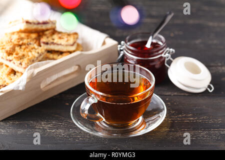 Close-up di biscotti fatti in casa e una tazza di tè sul tavolo Foto Stock