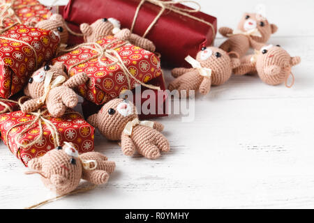 Simpatico orsacchiotto giocattoli su un decorato confezioni regalo Foto Stock