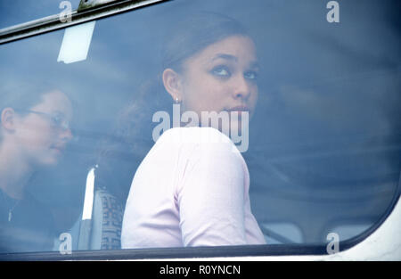 Multiculturale ragazza adolescente guardando fuori della finestra del bus Foto Stock