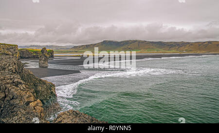 Dyrholaey è la piccola penisola. È situato sulla costa sud dell'Islanda, non lontano dal villaggio di Vík. Foto Stock