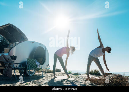 Paio di immunità di survoltaggio mentre si fa sport al di fuori della loro rimorchio compatto Foto Stock